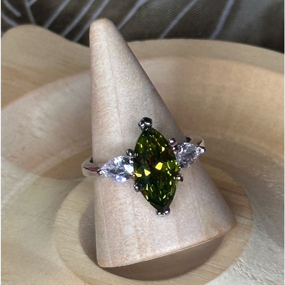 R7. Stunning Marquise-Cut Peridot Swarovski Ring with Clear Accents - Size 6.75 - Picture 3 of 6